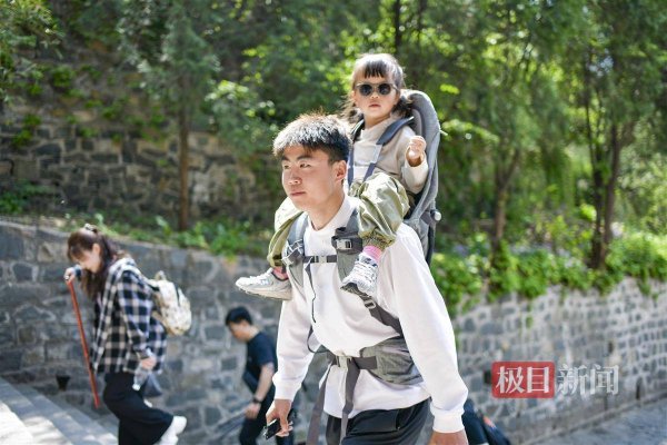 华亿配资 泰山陪爬小伙总结“五一”业绩：工作室5人共成交37单，本人赚了数千元，4月收入过万